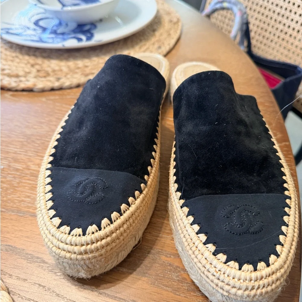 CHANEL Black and Tan Espadrille Slides